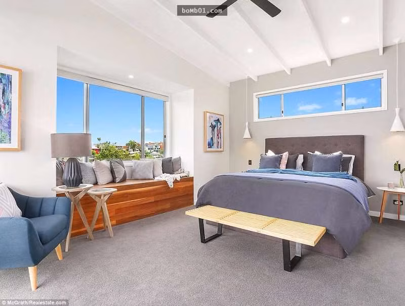 Căn biệt thự hiện đại có 3 tầng, mỗi tầng 4 phòng, trần nhà cao 3,6 mét, không gian sử dụng cực kỳ thoáng mát. Thậm chí họ còn xây được một hồ bơi trên cao để có thể thỏa thích bơi lội, ngắm cảnh. (Nguồn Youthwant)