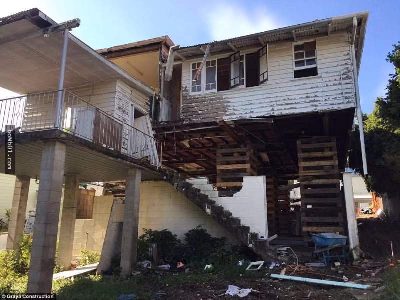 Rất nhiều người khi thấy hai anh em mua căn nhà cũ nát, bẩn thỉu này đã cười nhạo, nghĩ rằng Rob và Andrew là hai thằng ngốc, đã chịu thiệt thòi khi mua nhà lại còn rất vui vẻ. (Nguồn Youthwant)