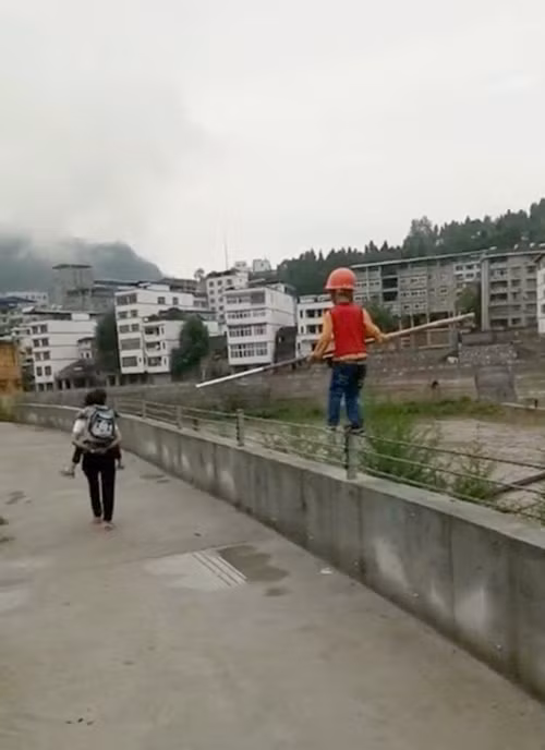 Chuyen la hom nay: Cau be lam tro mao hiem va chuyen dau long phia sau-Hinh-3