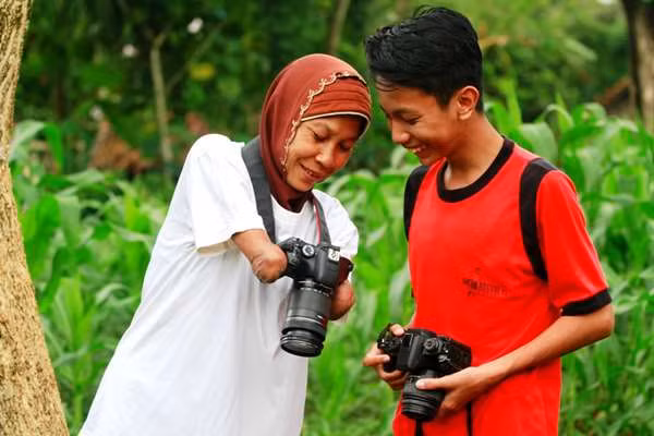 Sau khi rời khỏi trung tâm phục hồi chức năng, Lucinda đã quyết định trở về quê hương và bắt đầu kiếm sống bằng khả năng của mình, trở thành một nhiếp ảnh gia tự do. Cô thường được mời chụp ảnh du lịch, đám cưới và các sự kiện khác nhau. (Nguồn Udn)