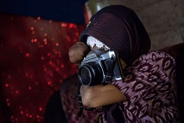 Lucinda thực sự là tấm gương sáng về nghị lực để mọi người noi theo. Sự nghiệp thành công của Lucinda là bằng chứng hùng hồn nhất cho những lời mà nữ nhiếp ảnh gia này chia sẻ. Hành động không chịu đầu hàng số phận, luôn lạc quan, vươn lên trong cuộc sống của cô truyền cảm hứng cho rất nhiều người, đặc biệt là những người có khiếm khuyết về cơ thể, yếu đuối, thua thiệt cho với những người bình thường khác. (Nguồn Udn)