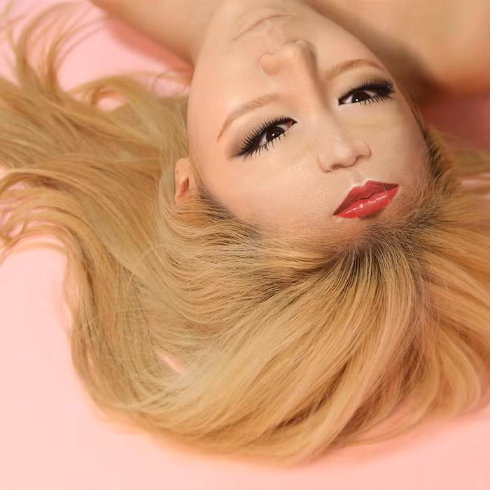 Bằng cách sử dụng màu nước, cô có thể tạo ra những ảo giác tuyệt vời của những bộ phận khác nhau trên khuôn mặt như môi, mắt và tổng thể cả khuôn mặt. (Nguồn Bored Panda)