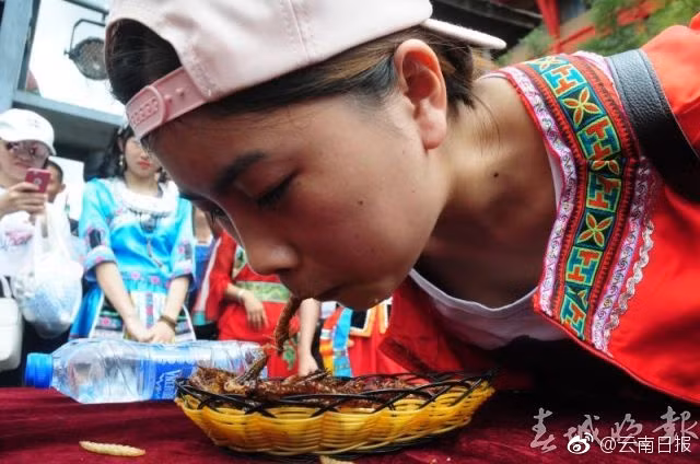 Giải thưởng rất giá trị, là một thỏi vàng 24k, vì thế số lượng người tham gia không ngừng tăng lên, khiến không khí cuộc thi rất náo nhiệt. (Nguồn Sina)