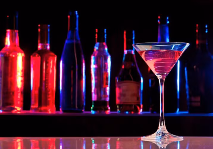 Rượu mạnh: Uống liều lượng nhỏ đồ uống có cồn mạnh như cognac có thể không chỉ là vô hại mà còn rất hữu ích. Chúng giúp giảm bớt đau đầu, cải thiện tiêu hóa và giảm mức cholesterol. Rượu cũng có thể là một phương thuốc điều trị cảm lạnh thông thường, và chỉ cần một ly duy nhất có thể làm giảm căng thẳng. (Ảnh: pixabay.com)