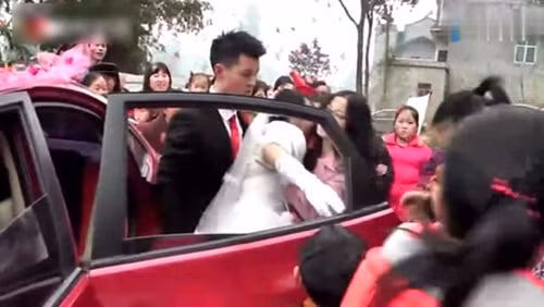 Chú rể đẩy cô dâu ngã sấp mặt trong lễ cưới và sự thật bất ngờ Chu re day co dau nga sap mat trong le cuoi va su that bat ngo