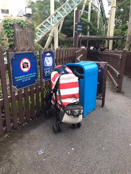 Be 1 tuoi bi cha me bo lai mot minh de di choi