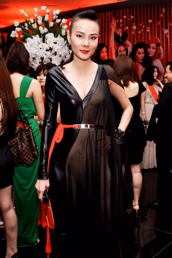 Trở lại sàn diễn sau những biến cố trong cuộc sống riêng, Dương Yến Ngọc vẫn là một trong những cái tên thu hút được sự chú ý của công chúng mặc dù đã bước qua tuổi 30. Tuy nhiên cô cũng nhận được nhiều ý kiến trái chiều khi mặc những bộ trang phục chưa được kín đáo.