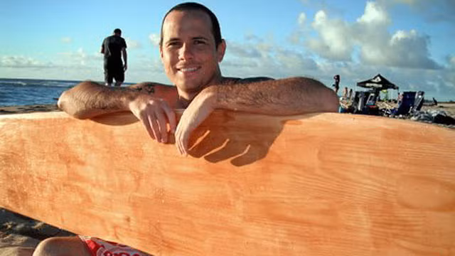 Joshua Holley, một chàng trai người Hawaii đang lướt sóng ở ngoài khơi Oahu, bờ Bắc Hawaii, thì bị một con cá mập dài hơn 3m cắn vào chân trái. Mặc dù hoảng loạn nhưng Joshua vẫn cố gắng đấm vào mõm của con vật để thoát thân. Kết quả, con cá mập vì quá đau cũng đã nhả chân của Joshua ra nhưng chàng trai cũng bị thương nặng ở chân, phải khâu tới 42 mũi. (Ảnh Oddee)