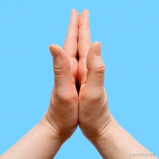 Gấp tay ép vào nhau: Đây là hành động thường thấy trong các động tác thiền định. Đây là động tác không chỉ giúp bạn tập trung tinh thần mà còn thúc đẩy lưu thông máu, rất tốt cho cơ thể.