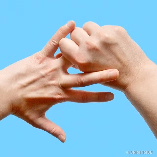 Ngón nhẫn: Khi buồn bã, thất vọng, u sầu hãy nắm lấy ngón nhẫn của bạn và duy trì nhịp thờ sâu, ổn định. Bạn sẽ ngạc nhiên khi nhận ra cảm xúc của mình tốt hơn trông thấy.