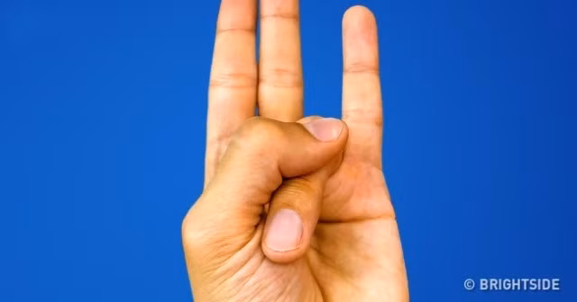 Surya Mudra: Đây là động tác thủ ấn sẽ giúp bạn thúc đẩy quá trình tiêu hóa và trao đổi chất. Kỹ thuật này cũng được sử dụng để chữa trị hạ nhiệt máu và cải thiện tình trạng không thấy ngon miệng, tình trạng chán ăn kéo dài.
