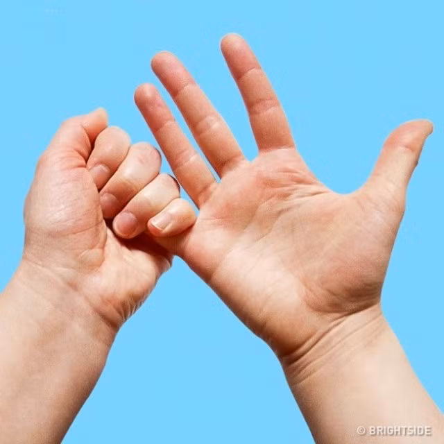 Ngón út: Đây là ngón tay của lòng tự trọng và sự căng thẳng. Nếu như bạn thấy căm hận, thấy bản thân bị bủa vây bởi những áp lực, hãy nhẹ nhàng xoa bóp ngón tay ít và suy nghĩ về những điều tốt đẹp trong cuộc sống, bạn sẽ thấy dễ dàng hơn nhiều.