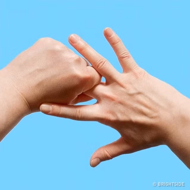 Ngón tay giữa: Khi giận dữ, bực tức, mệt mỏi khó có thể giải tỏa, hãy nhanh tay nắm lấy ngón tay giữa. Hành động này có thể làm giảm huyết áp, khiến bạn bình tĩnh lại.