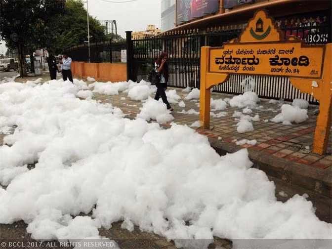 Sau khi những cơn mưa giảm đi, gió mạnh bắt đầu thổi những đám bọt ô nhiễm trắng xóa tới vùng dân cư gần hồ, khiến nơi đây phủ kín những đám bọt vô cùng khó chịu. (Ảnh: Boredomtherapy)