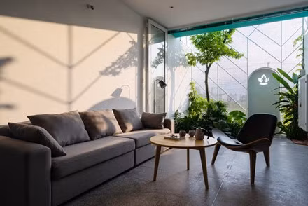 Hệ thống lưới thép khiến căn nhà cách ly trở nên huyền bí và thu hút hơn. Nó không chỉ giữ an toàn cho căn hộ mà còn đảm bảo các yếu tố tự nhiên như: nắng, gió, ánh sang…