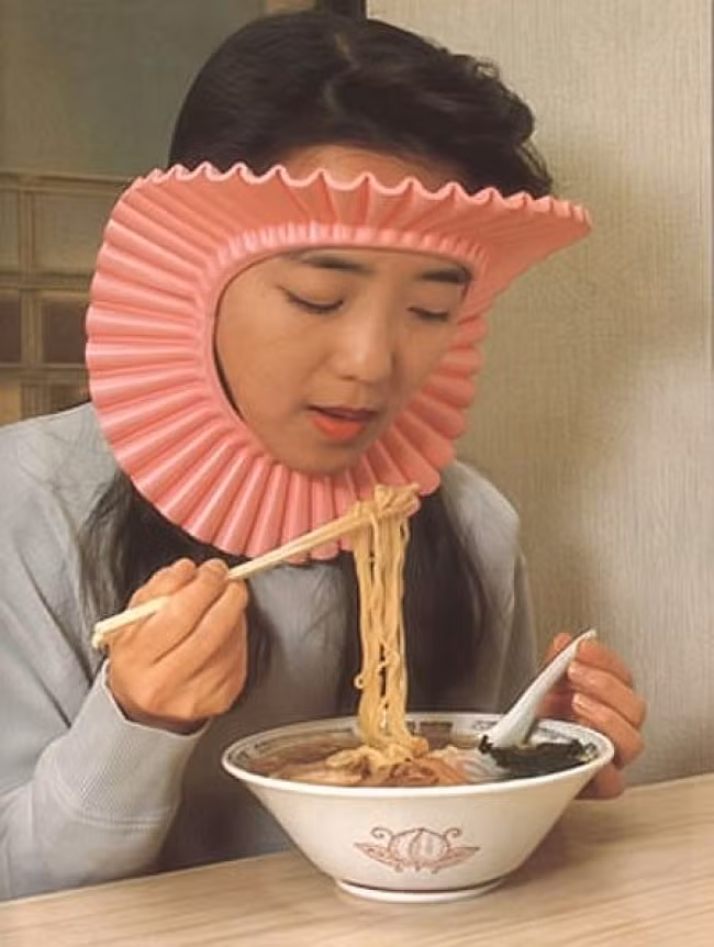 Thiết bị chống tóc rơi trong khi ăn, đây là phát minh bị coi là vô dụng nhất khi người dùng chỉ cần búi tóc lên gọn gàng là có thể thưởng thức bữa ăn của mình một cách ngon lành. (Nguồn Brightside)