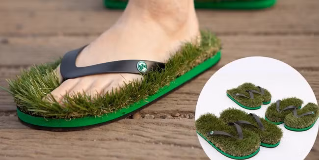 Dép cỏ, đây là phát minh kỳ quặc dựa trên cảm hứng mang thiên nhiên đến gần con người hơn. Nhiều người thực sự ưa thích cảm giác đi chân trần trên cỏ, đặc biệt khi họ sống ở những thành phố bận rộn. Tuy nhiên phát minh này không thể trở nên phổ biến do những phiền toái nó mang lại nhiều không kém những lợi ích. (Nguồn Brightside)