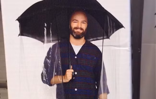 Ô toàn thân, nếu bạn đã chán với những chiếc ô chỉ che được thân trên còn thân dưới vẫn luôn bị hắt mưa vào, hãy mua ngay chiếc ô toàn thân này, bạn sẽ khô ráo từ chân đến đầu mà không lo ngại bị bắn bẩn. Tuy vậy, nhược điểm về cồng kềnh và kém bền khiến chiếc ô không mấy phổ biến. (Nguồn Brightside)