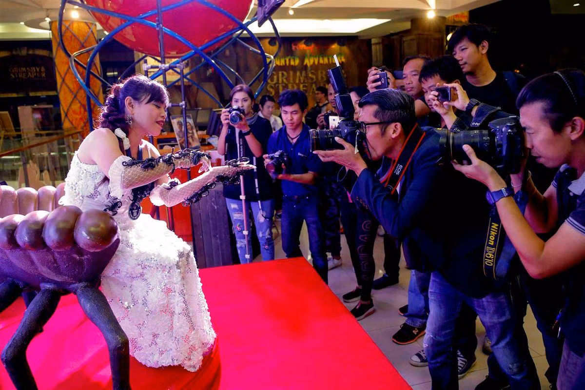 Kanchana Kaetkaew tự tin cho các phóng viên ảnh xem những con bọ cạp đang bò trên khắp cánh tay và cơ thể của mình. (Nguồn JN)