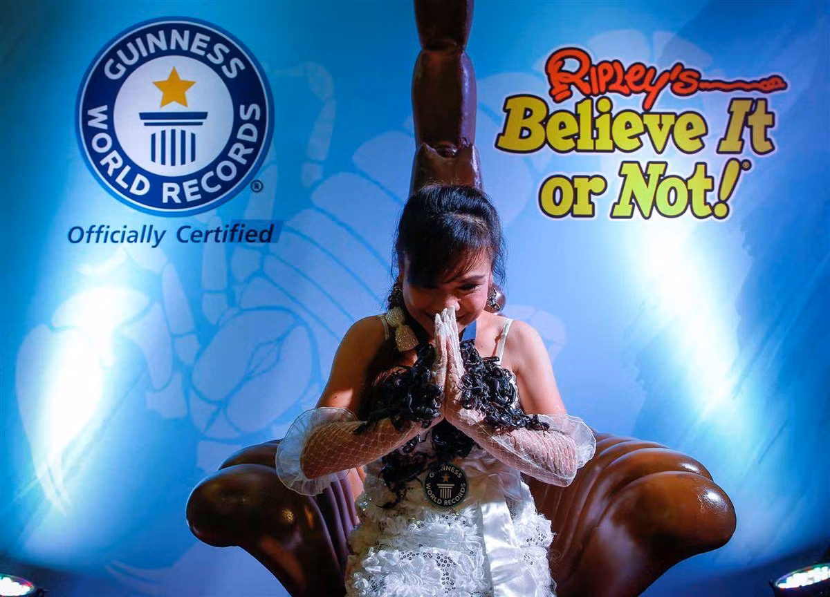 Kanchana Kaetkaew cảm ơn mọi người vì đã quan tâm đến màn trình diễn mạo hiểm của cô. Trên hai hai của cô, những con bọ cạp chen nhau đứng. (Nguồn JN)