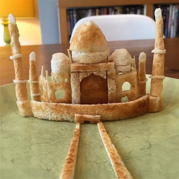 Nhưng cũng có những bữa sáng, chủ đề quay trở về các vật dụng thường ngày như bàn ghề. (Nguồn Sina)