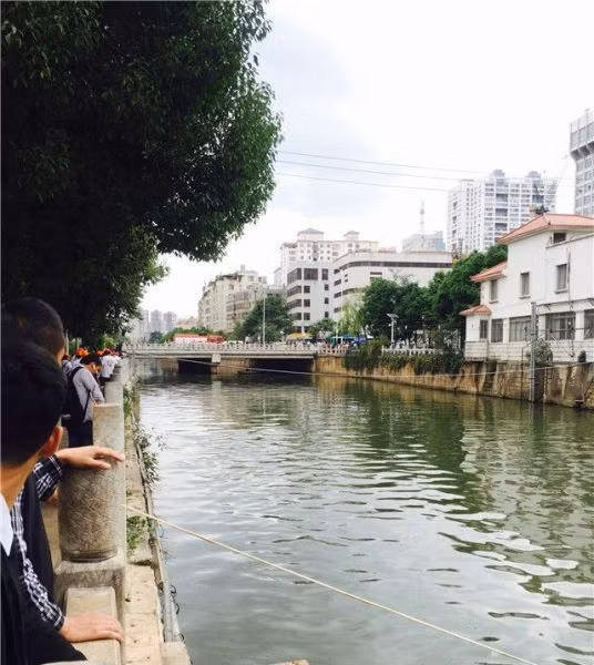 Tuy nhiên khi gần đưa được cô gái vào bờ, chàng trai trẻ đuối sức nên buông tay ra. Ngay sau đó có vài người nữa nhảy xuống để tương trợ, đưa được cô gái kia lên bờ an toàn. Về phần Gia Dũng, vì quá mệt và đuối, anh bị dòng nước cuốn đi mất tích. Mãi đến 3 ngày sau, công an địa phương mới vớt được thi thể của Gia Dũng ở vùng hạ lưu. (Nguồn Sina)