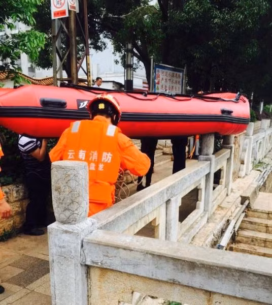 Được biết, gia đình của Gia Dũng ly tán khắp nơi, cả nhà thậm chí còn không có bất cứ bức ảnh chụp chung nào. Bố của chàng trai vừa mất năm ngoái, mẹ thì đã đem theo chị gái đi thêm bước nữa từ lâu. Gia Dũng phải ra ngoài xã hội, kiếm tiền từ năm 12 tuổi. Những người quen của chàng trai đều nhận xét Gia Dũng là một chàng trai nhu thuận, hiếu thảo, thật thà, chăm chỉ. (Nguồn Sina)