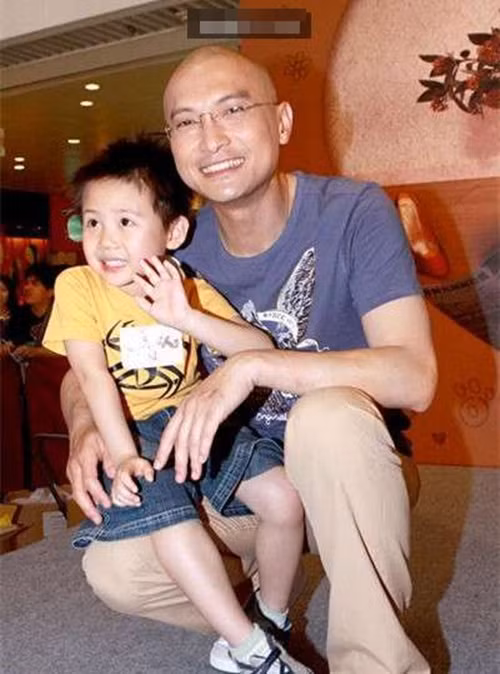 Cậu bé Giá Hoa cũng thường xuyên có những hành động khác người, lơ đãng, hay thích gì làm nấy không hề suy nghĩ. Thế nhưng, đứng trước sự ngây ngốc của con trai, Trần Cẩm Hồng luôn tự nhủ: "Nếu như chính mình còn không tiếp nhận con trai, ai sẽ là người tiếp nhận đây" và lại tiếp tục cố gắng. Khi những đứa trẻ khác học viết chữ, Giá Hoa cũng học, tuy nhiên phương pháp là vừa chơi vừa học. Để dạy cho con trai, người cha Cẩm Hồng vô cùng vất vả, có những chữ phải dạy đi dạy lại từ tháng này qua tháng khác, năm này qua năm khác cậu bé Giá Hoa mới có thể nhớ được. (Nguồn Youthwant)