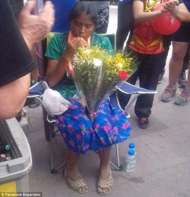 Ai cũng cười nhạo cô gái mặc váy đi dép chạy nhưng rồi phải tắt ngấm - Hình 4 Ai cung cuoi nhao co gai mac vay di dep chay nhung roi phai tat ngam-Hinh-4