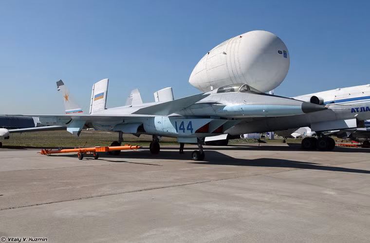 Là máy bay chiến đấu thế hệ 5 nên đương nhiên MiG 1.44 trang bị công nghệ tàng hình bí ẩn. Một số nguồn tin cho rằng, nó được thí nghiệm với kĩ thuật tàng hình plasma có thể đảm bảo khả năng không bị phát hiện mà không cần thay đổi hình dạng bên ngoài.