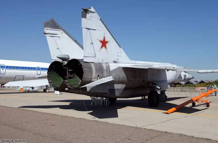 "Trái tim" MiG-25 nằm ở hai động cơ phản lực R-15B-300 cỡ lớn cung cấp lực đẩy khi đốt phụ lên tới 100,1 kN/chiếc cho tốc độ tối đa ở trần bay cao đạt 3.470km/h. Dẫu vậy, để giữ gìn động cơ thì phi công được khuyến cáo chỉ nên bay ở tốc độ Mach 2,83 tức 3.200km/h. Tuy nhiên, ở vận tốc ấy thì mọi chiến đấu cơ của NATO, Mỹ thời bấy giờ hoàn toàn bất lực trước MiG-25.