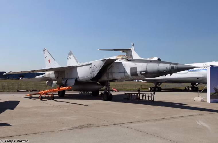 Ngoài MiG 1.44, MiG còn giới thiệu tới công chúng tham dự MAKS ở Zhukovsky máy bay tiêm kích đánh chặn nhanh nhất trong lịch sử thế giới MiG-25. Mẫu chiến đấu cơ đặc biệt này ra đời từ đầu những năm 1960 với vận tốc bay cực đại Mach 3,2 biến nó thành mẫu tiêm kích nhanh nhất lịch sử thế giới. Khả năng bay siêu tốc của MiG-25 đã khiến cho giới quân sự NATO, Mỹ phải khiếp sợ trong suốt một thời gian dài.