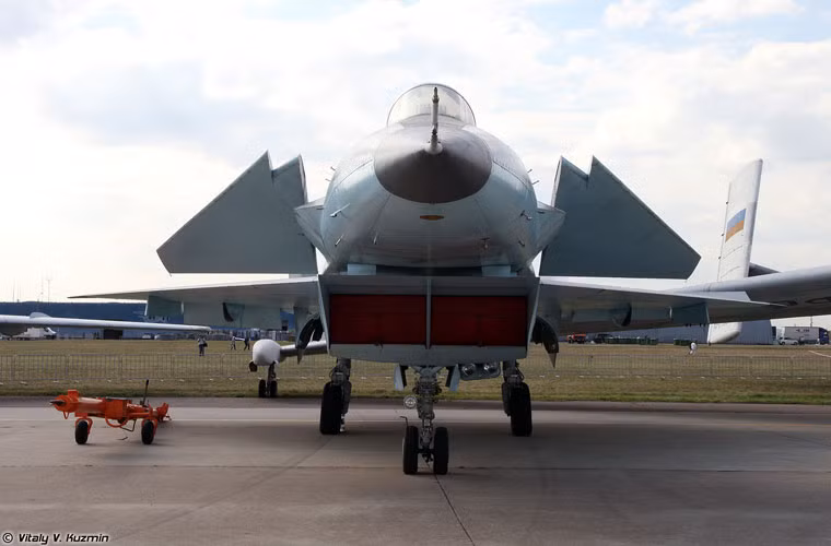 Nhìn bề ngoài của MiG 1.44 có nét hao hao giống với mẫu Eurofighter Typhoon của các nước Tây Âu với kiểu cánh tam giác, cánh mũi nhỏ và hai cửa hút không khí nằm ở dưới bụng máy bay. Hệ thống điện tử trên MiG 1.44 được đánh giá là ưu việt theo chuẩn phương Tây với buồng lái kính, radar xung trang bị anten quét mảng pha bị động có khả năng cho phép máy bay giao chiến với 20 mục tiêu riêng biệt.