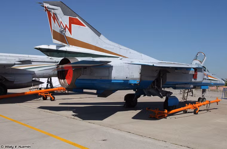 Với một động cơ R-39B-300, MiG-27 có thể đạt tốc độ tối đa 1.885km/h ở độ cao 8.000m hoặc 1.350km ở trần bay thấp. Về vũ khí, MiG-27 là chiến đấu cơ phản lực duy nhất của nước Nga được trang bị khẩu pháo 6 nòng cỡ 30mm GSh-6-30. Ngoài ra, nó còn có thể mang được các tên lửa không đối đất, bom dẫn đường ở trên 7 giá treo cánh, thân.