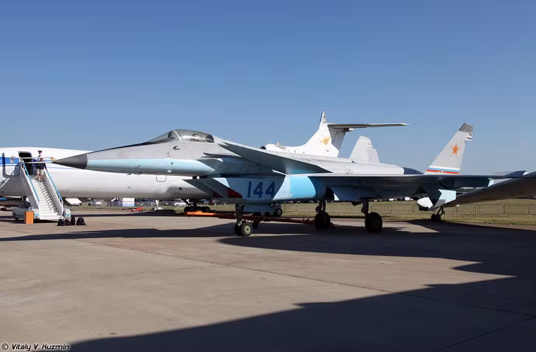 Năm nay, bên cạnh MiG-29, MiG-35, công ty MiG đã đem cả nguyên mẫu máy bay tiêm kích tàng hình MiG 1.44 trở lại MAKS sau nhiều năm giấu kín. Dự án MiG 1.44 được khởi động từ cuối những năm 1980 nhằm phát triển máy bay chiến đấu thế hệ 5 cho Không quân Liên Xô. Tuy nhiên, do những biến động chính trị, thiếu kinh phí khiến nguyên mẫu MiG 1.44 chỉ có thể cất cánh lần đầu vào ngày 29/2/2000.