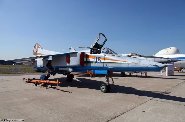 Mẫu máy bay chiến đấu MiG cuối cùng xuất hiện lặng lẽ tại MAKS là cường kích cánh cụp cánh xòe MiG-27M - biến thể cải tiến của MiG-27. Đây là máy bay tấn công mặt đất được OKB MiG phát triển trên cơ sở tiêm kích MiG-23 nhưng tối ưu cho nhiệm vụ tấn công mặt đất. Có thể nói, MiG-27 là trường hợp rất đặc biệt khi mà OKB MiG từ khi thành lập tới tận ngày nay chủ yếu phát triển các loại tiêm kích đánh chặn tốc độ cao, nhanh nhẹn.