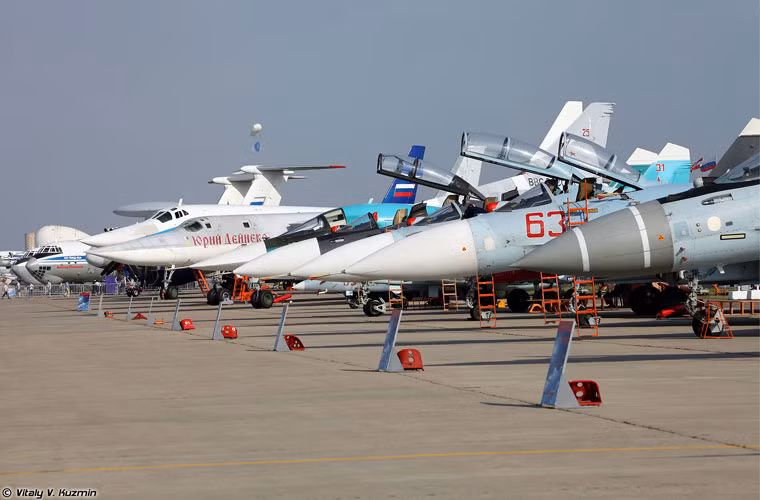 Triển lãm hàng không MAKS 2015 tổ chức hồi cuối tháng 8 vẫn còn dư âm tới tận hôm nay. Bên cạnh dàn máy bay chiến đấu nổi tiếng của nước Nga hiện tại, triển lãm còn giới thiệu tới công chúng một số mẫu máy bay khác, chủ yếu thuộc họ MiG nhưng có lẽ không nhiều người nhớ hay biết tới chúng. Hãy cùng Kiến Thức nhận mặt, tìm hiểu thông tin về các máy bay chiến đấu MiG danh tiếng này.