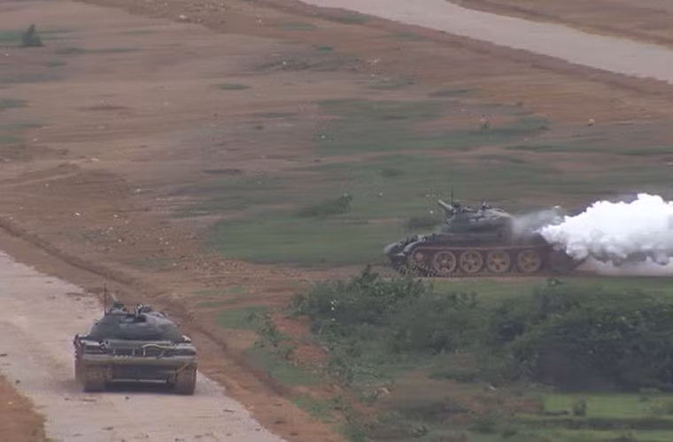 Khi vào trận địa địch, các xe phối hợp với nhau để chia cắt địch.