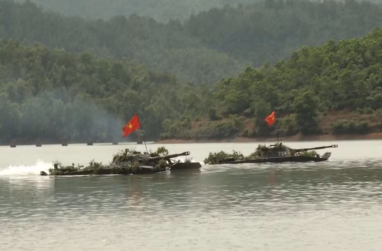 Còn đây là xe tăng PT-76 - loại vũ khí có tính cơ động cao, có thể tự bơi dưới nước, vượt qua đầm lầy, vượt dốc hơn 30 độ...