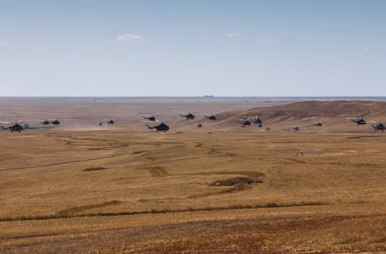 Bức ảnh toàn cảnh cho thấy lực lượng lớn trực thăng tham gia tập trận.