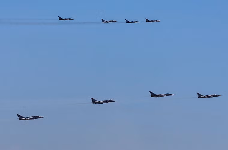 Máy bay Sukhoi Su-24 “đông như kiến” lượn nhiều vòng trên không oanh tạc mục tiêu.