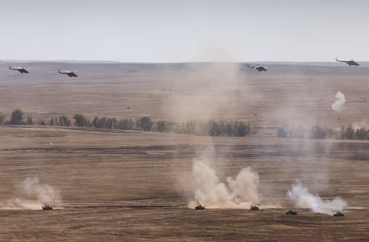 Đội hình trực thăng – xe tăng phối hợp tác chiến.