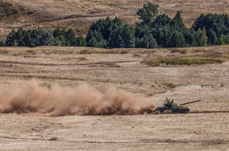 Một chiếc xe tăng T-72 phi nước đại.