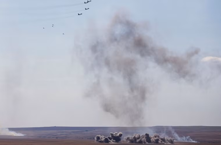 Các máy bay cường kích oanh tạc mục tiêu mặt đất.