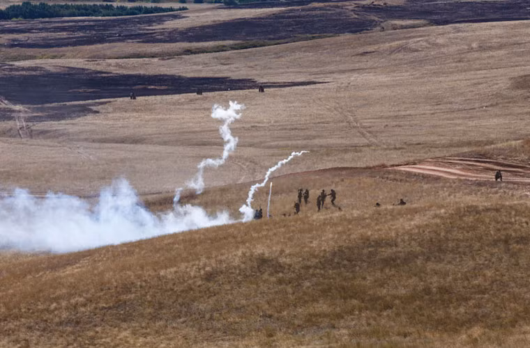 Cuộc tập trận của Quân đội Nga diễn ra trong bối cảnh căng thẳng vì vấn đề Ukraine giữa Nga với NATO chưa có dấu hiệu thuyên giảm. Trong khi đó căng thẳng vấn đề Syria có dấu hiệu leo thang.