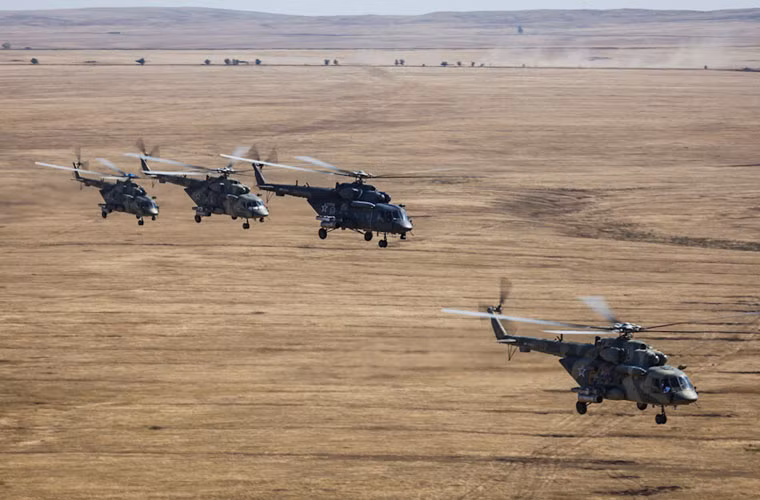 Đội hình trực thăng Mi-8 mang theo rocket chi viện hỏa lực tầm thấp, cự li gần.