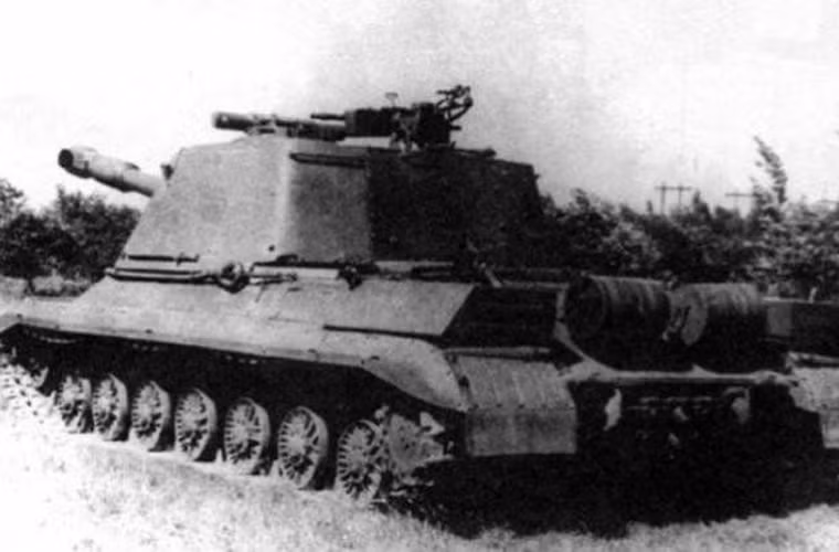 Chiếc xe được trang bị động cơ diesel B-12-5 công suất 700 mã lực cho tốc độ tối đa 40-48km/h. Phần giáp đuôi chỉ dày chừng 50mm cũng dễ bị chọc thủng.