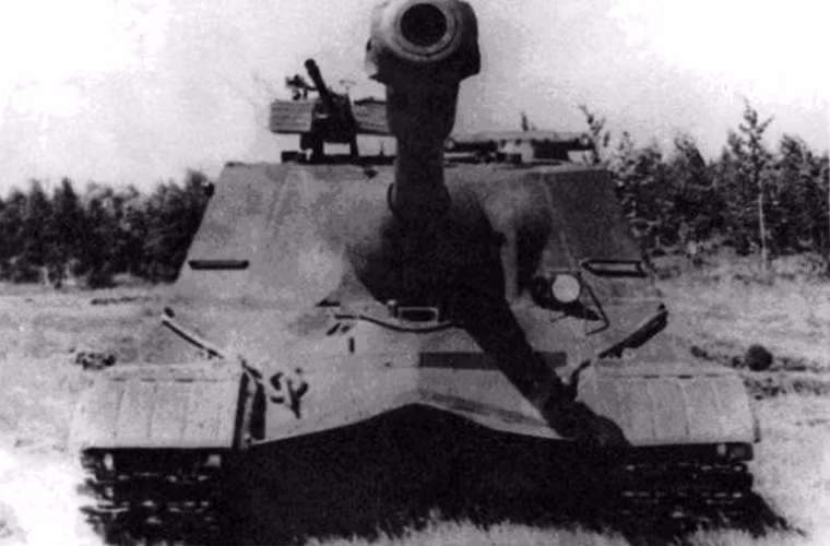 Giáp mặt trước được vát nghiêng có độ giày lên tới 187mm đảm bảo có thể chống chịu được vũ khí chống tăng thời bấy giờ.