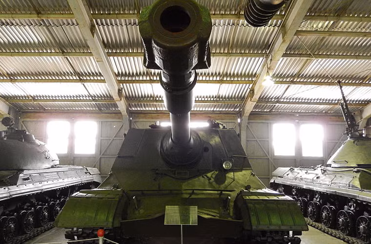 Về mặt hỏa lực, kế thừa dòng SU, ISU, pháo chống tăng Object 268 cũng được trang bị pháo 152mm nhưng là kiểu M-64 (cơ số đạn dự trữ 35 viên đạn) mới được đánh giá là có thể thổi tung mọi loại xe tăng hạng nặng Tiger của phát xít Đức trong CTTG 2. Khẩu pháo này cũng được cho là có độ chính xác cao hơn so với pháo 152mm của ISU-152, tầm bắn hiệu quả 900m tới 13km, tốc độ bắn 3,53 phát/phút. Trên nóc có thể được bổ sung thêm khẩu súng máy 14,5mm với 500 viên đạn.