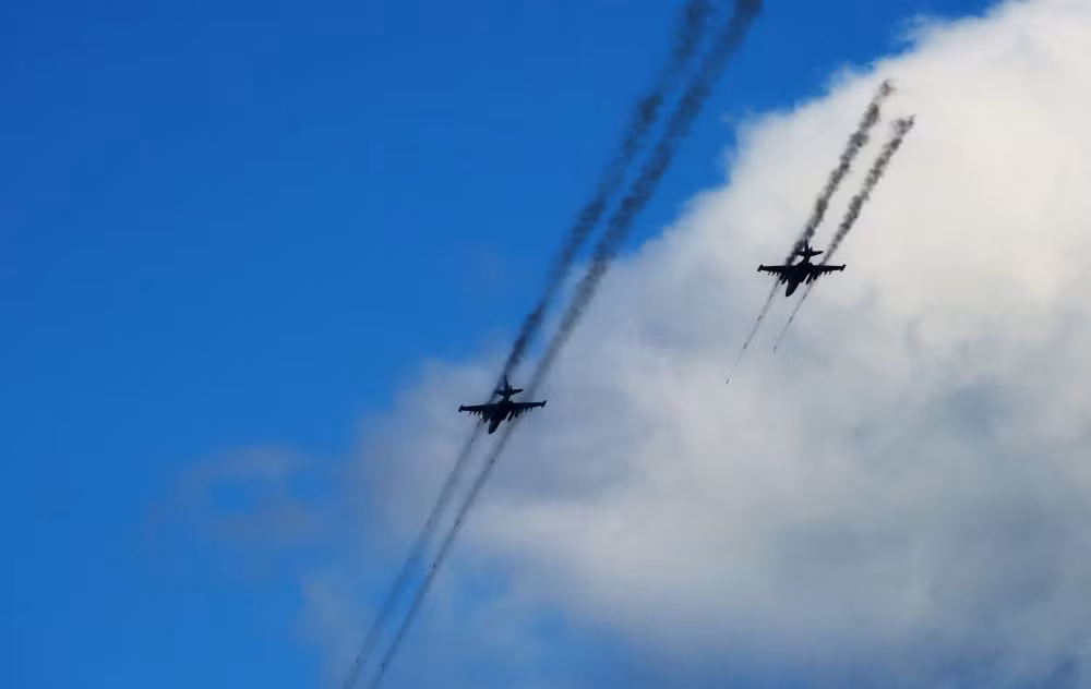 Các máy bay Su-25 thi nhau nã đạn rocket vào mục tiêu.